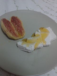Una foto de Queso fresco de cabra con brevas
