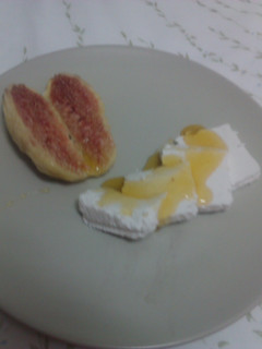 Una foto de Queso fresco de cabra con brevas