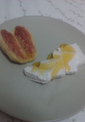 Una foto de Queso fresco de cabra con brevas 
