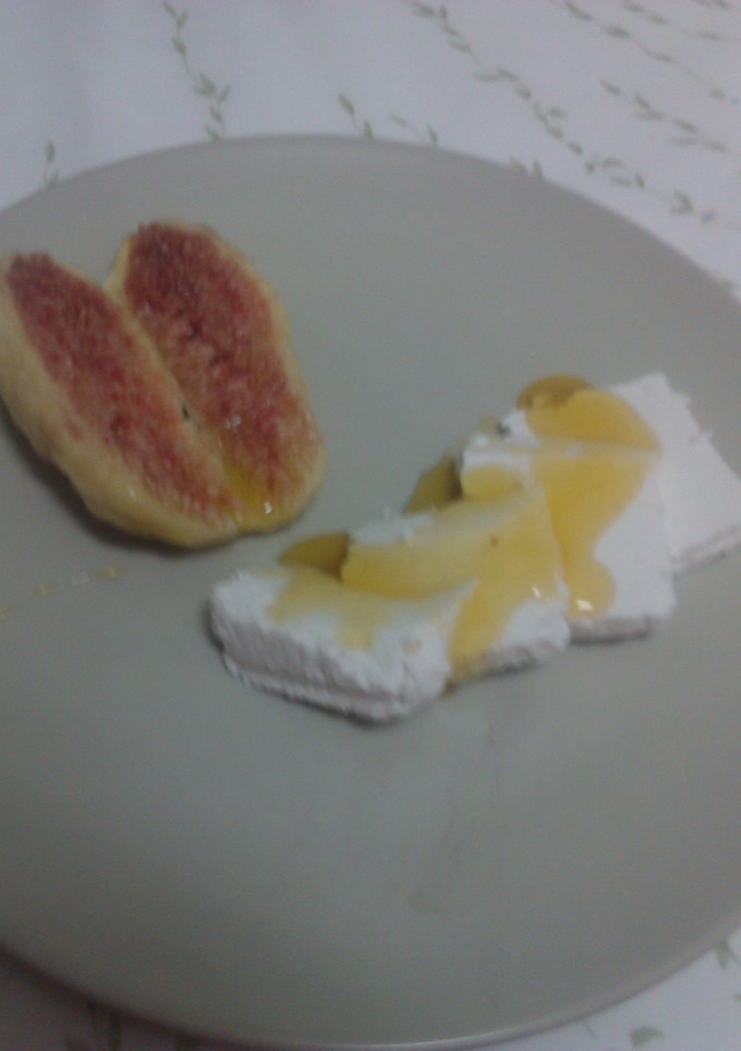 Una foto de Queso fresco de cabra con brevas 