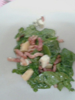 Una foto de Ensalada de espinacas templada