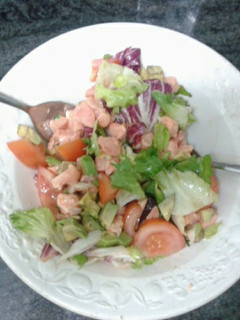 Una foto de Ensalada de salmón y aguacate
