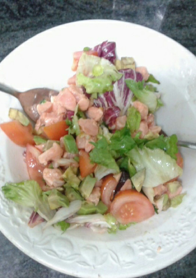 Una foto de Ensalada de salmón y aguacate