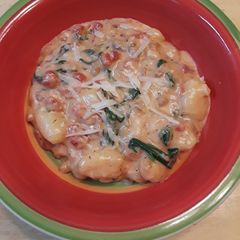 A picture of Cheesy Gnocchi Florentine.