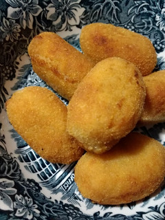 Una foto de Croquetas de gambas y atún