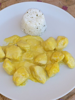 Una foto de Pollo a la mostaza con guarnición de arroz blanco en Thermomix