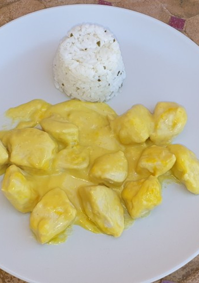 Una foto de Pollo a la mostaza con guarnición de arroz blanco en Thermomix