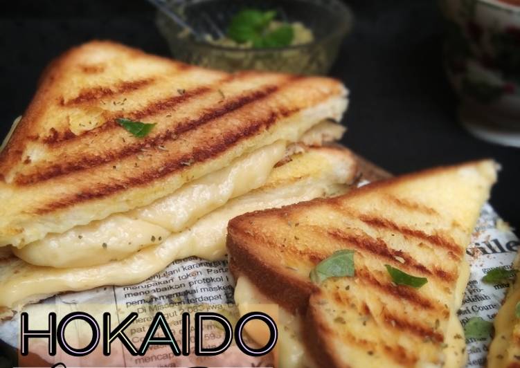 Hokaido Cheese Toast &mdash;roti panggang keju yg meleleh&mdash;