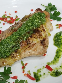 Una foto de Filete de pescado al ajillo con perejil