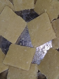 કાજુ કતરી(Kaju katli Recipe in Gujarati) રેસીપી મુખ્ય ફોટો