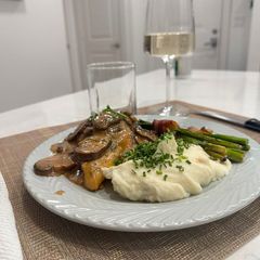 A picture of Chicken Marsala.
