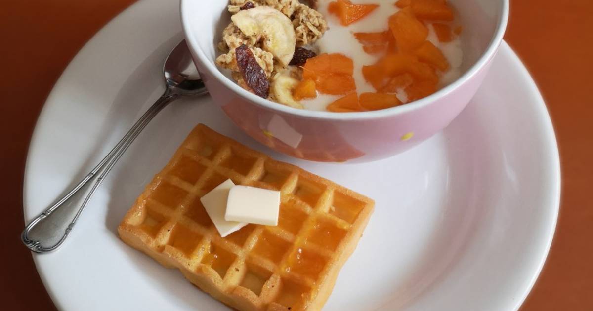 Bol de yogur con fruta y muesli para un desayuno saludable Receta de Ir  CrM- Cookpad