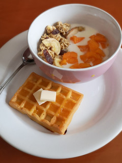 Una foto de Desayuno de muesli con gofre