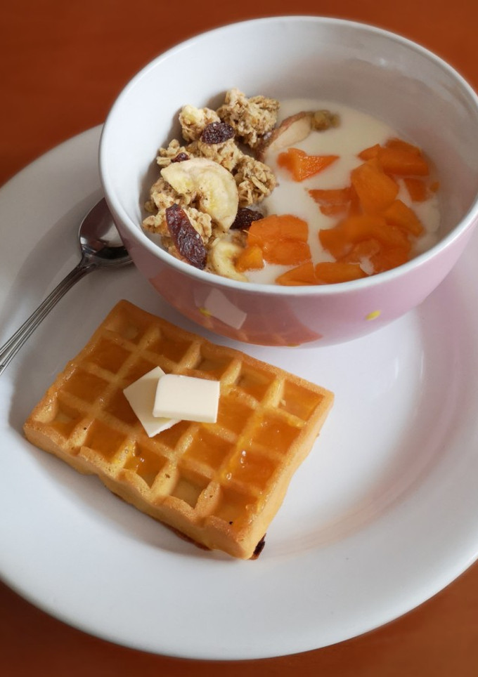 Una foto de Desayuno de muesli con gofre