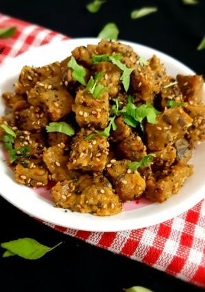 દુધીના મુઠીયાં (Dudhi Muthiya Recipe In Gujarati) રેસીપી મુખ્ય ફોટો