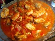 Una foto de salsa para cazuela de marisco