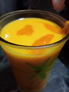 મેંગો લસ્સી (Mango Lassi Recipe In Gujarati) રેસીપી મુખ્ય ફોટો