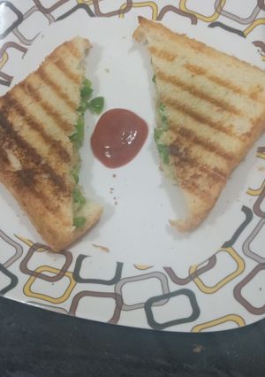 ચીઝ ચીલી સેન્ડવિચ (Cheese Chilli Sandwich Recipe in Gujarati) રેસીપી મુખ્ય ફોટો