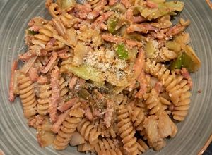 Une photo de Pasta poireaux & allumette de bacon ! (sain, rapide et protéinée !)