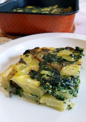 A picture of Potato omelette with spinach and mushroom (Frittata di patate con spinaci e funghi).