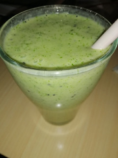 Una foto de Batido de kiwi, plátano, canónigos y yogur de soja