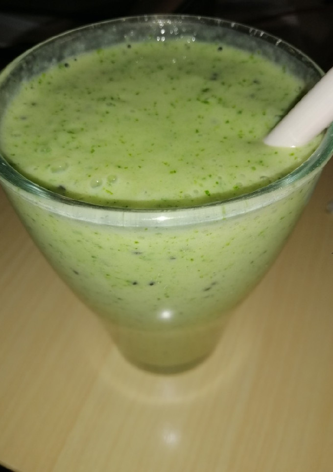 Una foto de Batido de kiwi, plátano, canónigos y yogur de soja