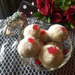 A picture of Kurmura ladoo.