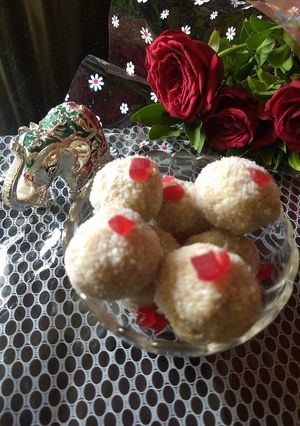 A picture of Kurmura ladoo.