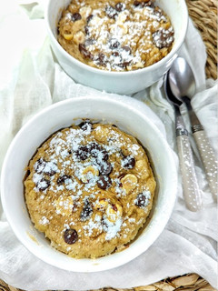 Una foto de Mug Cake de plátano, chocolate y avellanas en microondas
