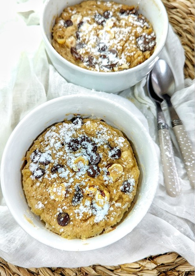 Una foto de Mug Cake de plátano, chocolate y avellanas en microondas