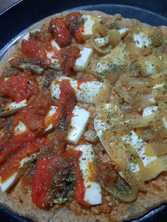 Una foto de Pizza integral de cebolla y morrón asado