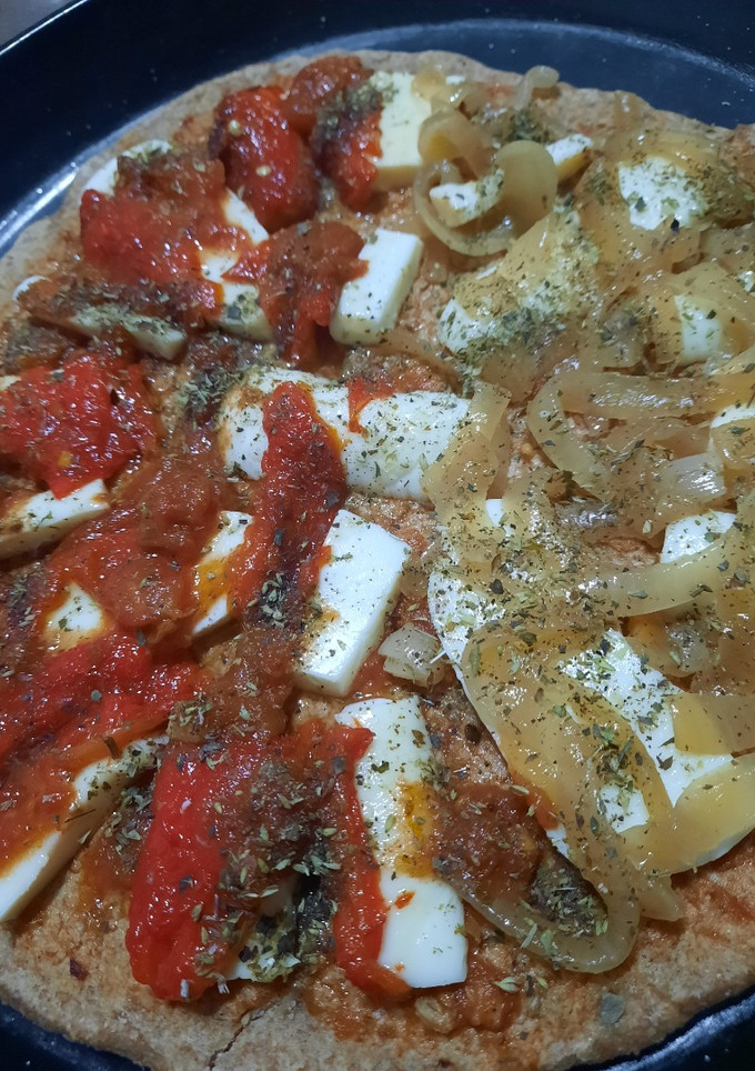 Una foto de Pizza integral de cebolla y morrón asado