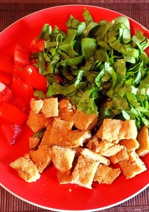 Una foto de Ensalada: con mila de pollo ✨