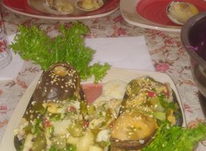 Una foto de Choro malton al pickle con palmitos, champiñones y sésamo