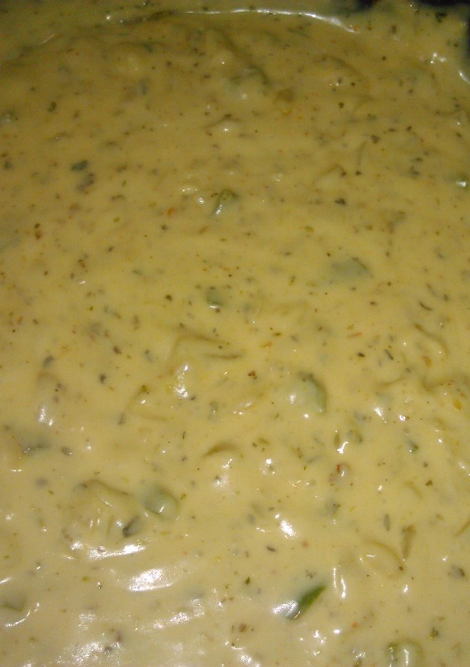 Una foto de Salsa Blanca, cebolla y pimiento verde