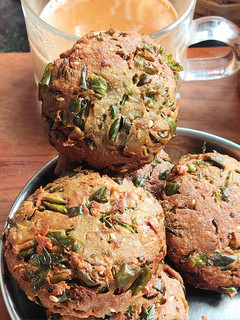 A picture of Bajra methi dhebra.