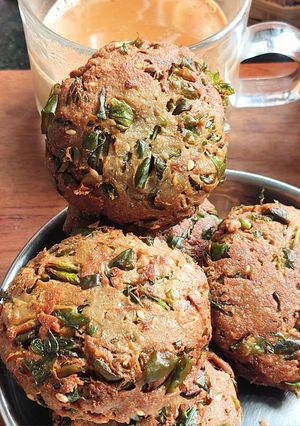 A picture of Bajra methi dhebra.