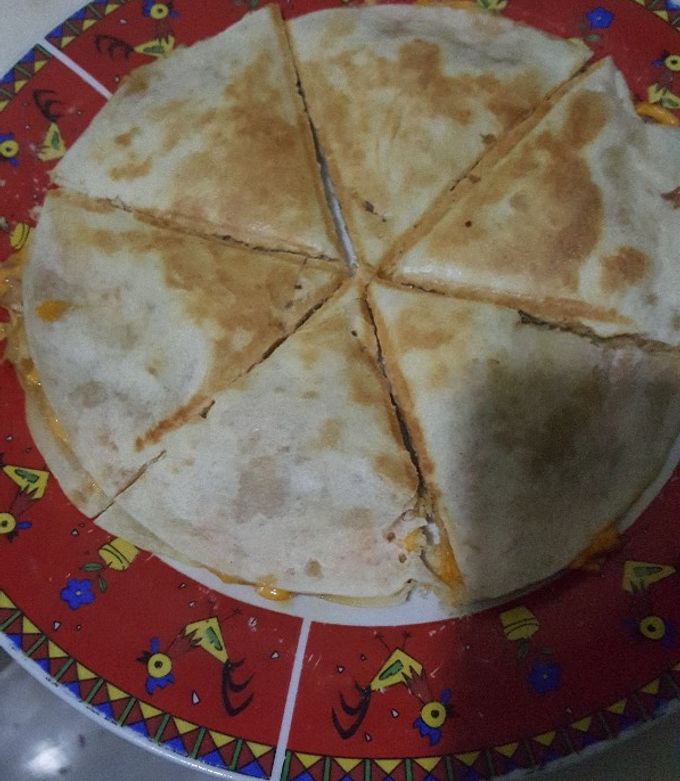 Una foto de Quesadilla de pollo y jamón