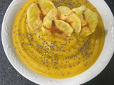 Puré de ñame, colinabo y boniato con chips de manzana,, semillas de chía y cúrcuma