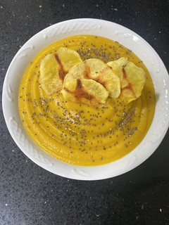Una foto de Puré de ñame, colinabo y boniato con chips de manzana,, semillas de chía y cúrcuma