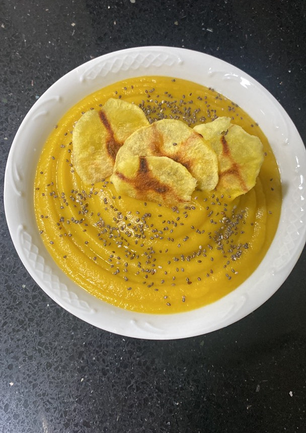 Una foto de Puré de ñame, colinabo y boniato con chips de manzana,, semillas de chía y cúrcuma