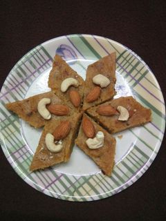 नारियल बेसन बर्फी (Nariyal besan barfi recipe in Hindi) रेसिपी मुख्य फोटो