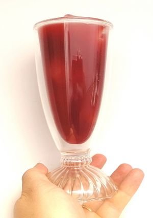 Una foto de Zumo de cerezas y manzana