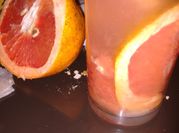 Una foto de cóctel con pomelo