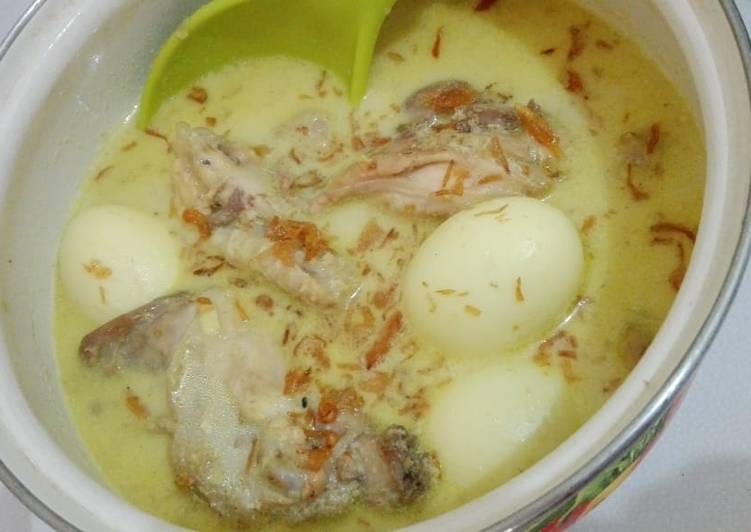 Opor ayam kampung dan telur