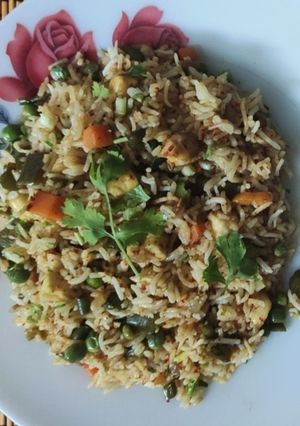 चाइनीज वेज फ्रायड राइस (Chinese Veg Fried Rice Recipe in Hindi) रेसिपी मुख्य फोटो
