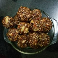 A picture of Dates dry fruit ke laddu.