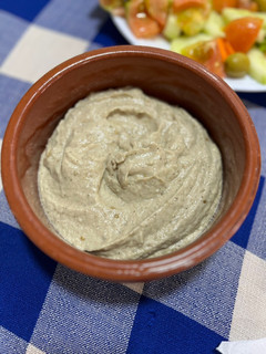 Una foto de Hummus de berenjena, mutabbel o baba Ganush