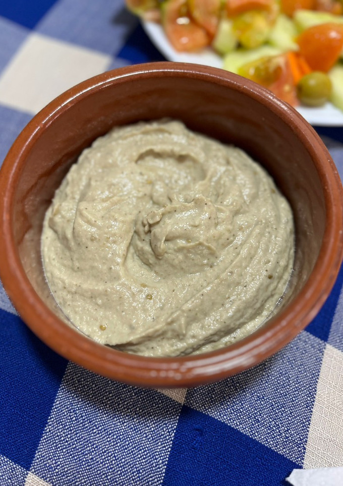 Una foto de Hummus de berenjena, mutabbel o baba Ganush