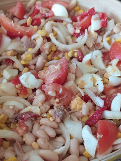 Una foto de Ensalada de alubias blancas